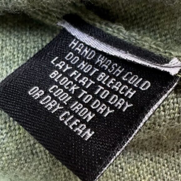 NWOT Neiman Marcus Men's Heather Green V-neck Merino Wool Sweater - Picture 2 of 2